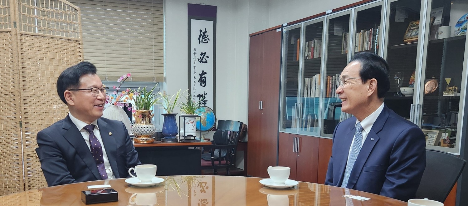 노동진 수협중앙회장 당선인(사진 오른쪽)이 이양수 농해수위 간사위원(사진 왼쪽)과의 면담에서 어업인들의 권익보호와 수산자원 보호를 위한 입법활동과 관련된 요청을 했다.(사진=수협중앙회)