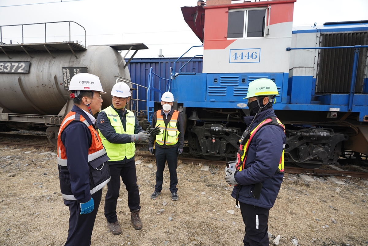 고준영 코레일 사장직무대행(왼쪽)이 24일 오후 제천조차장역 무선차량정리 작업 시연 현장을 찾아 현장점검을 실시했다.(사진=코레일)
