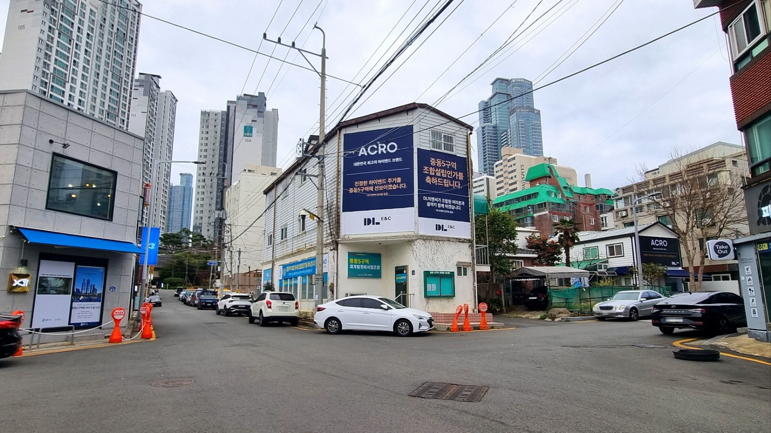 중동5구역 조합사무실 양쪽으로 DL이앤씨와 GS건설 홍보관이 마련돼 있다.(사진=최영록 기자)