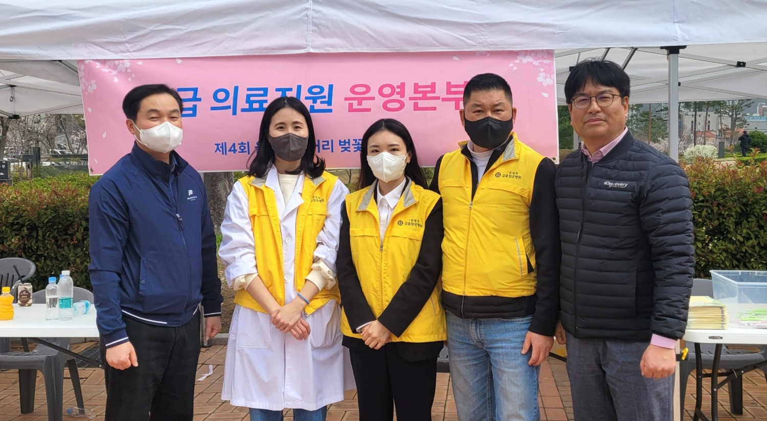 ‘율하카페거리 벚꽃축제’에서 의료서비스를 지원한 갑을장유병원 직원들.(사진=KBI그룹)