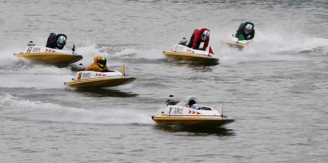 미사리경정장에서 경주에 출전한 김응선 선수가 선두로 질주하고 있다. (사진=국민체육진흥공단)