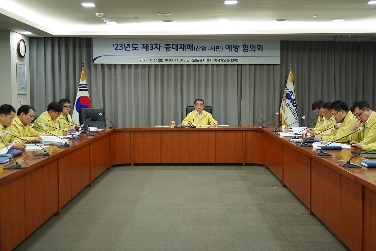 고준영 코레일 사장직무대행과 전국 소속장이 27일 열린 중대재해예방협의회에서 현장 유해‧위험요인을 관리하는 ‘위험성평가’의 이행사항에 대해 논의하고 있다.(사진=코레일)