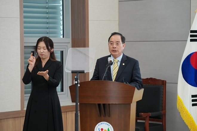 하윤수 부산교육감이 3월 28일 부산시교육청 국제회의실에서 지역간 교육격차 해소 추진방안에 대해 기자회견을 갖고 있다.(사진제공=부산교육청)