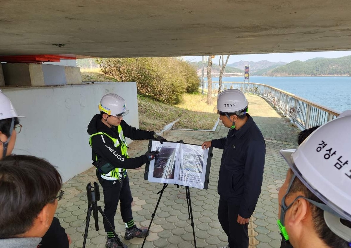 국토안전관리원, 경상남도 도로관리사업소 교량점검 컨설팅 모습.(사진=국토안전관리원)