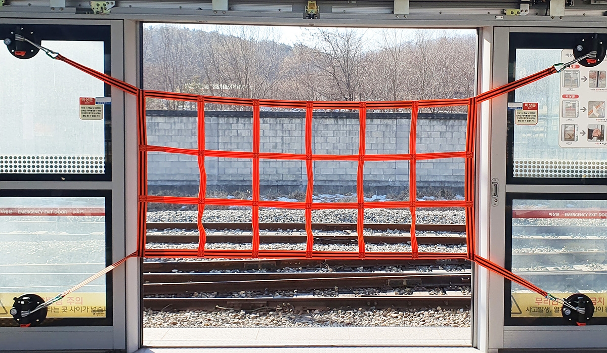 역에 설치된 승강장 안전문 작업 안전망.(사진=코레일)