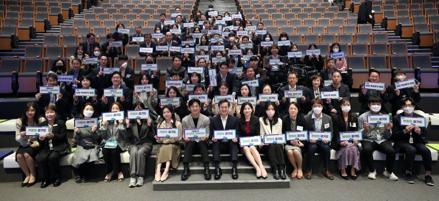 인구문제 기회 토론회를 마치고 참석인사들이 기념촬영을 하고있다.