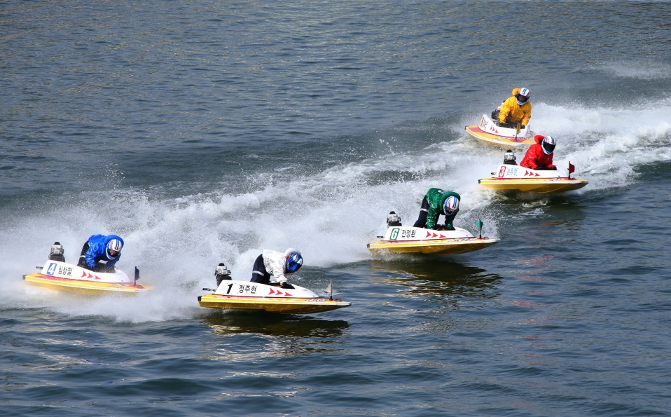 미사리경정장에서 선수들이 턴마크를 돌며 치열한 경합을 벌이고 있다. (사진=국민체육진흥공단)