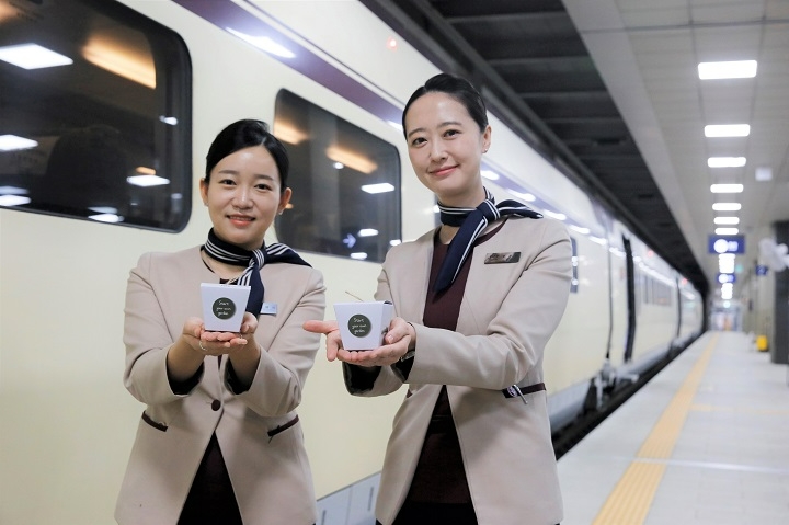 이벤트 열차 특실 이용객에겐 식목일을 기념해 리워드 굿즈로 SRT 미니화문을 증정한다.(사진=SR)