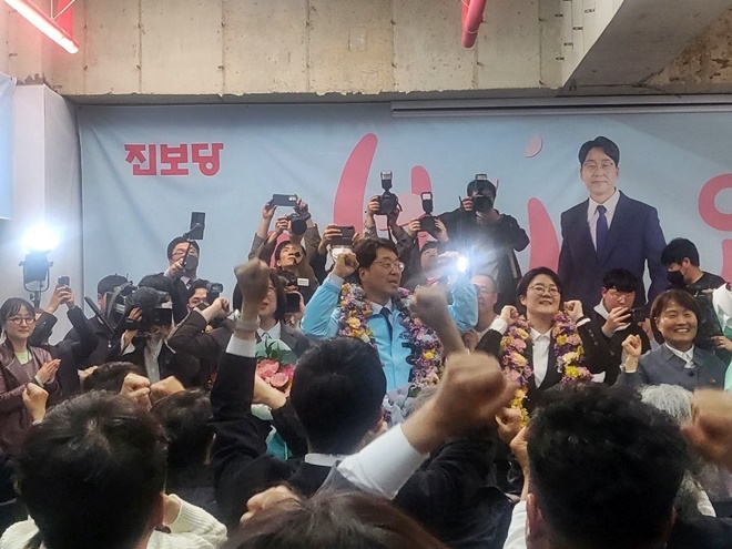 강성희 당선인과 윤희숙 상임대표가 승리에 기뻐하고 있다.(사진제공=진보당)