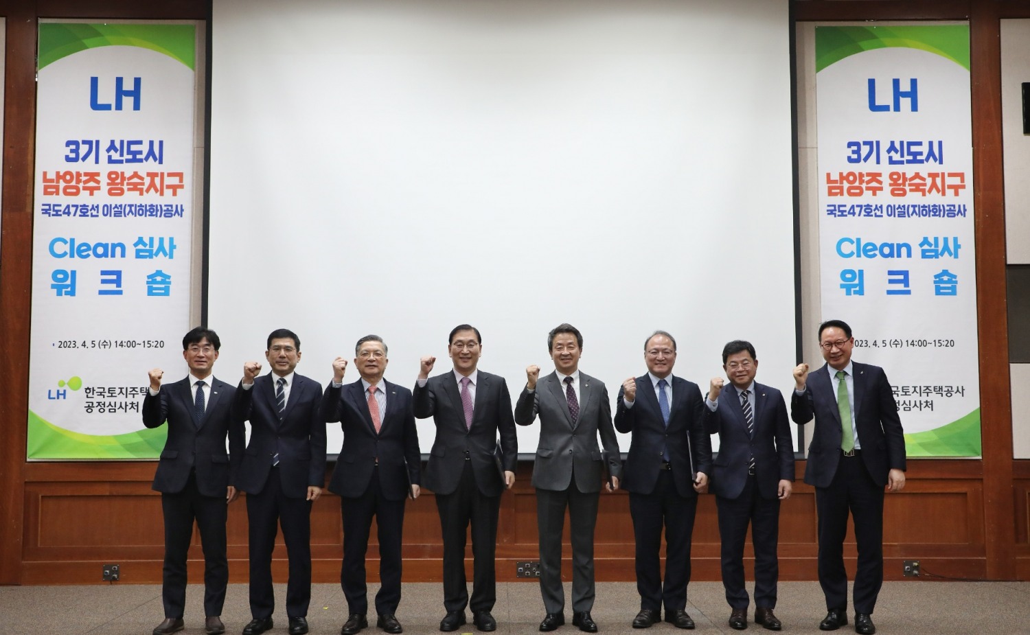 이한준 LH사장(왼쪽 세 번째), 장경호 중앙대 교수 겸 심사위원대표(왼쪽 여섯 번째)를 비롯한 참여업체 관계자 등이 워크숍 기념촬영을 하고 있다.(사진=LH)