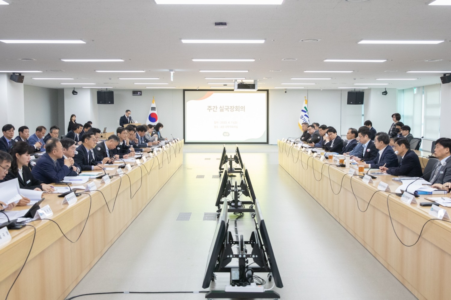 김동연 지사가 주간 실국장회의를 진행하고 있다.