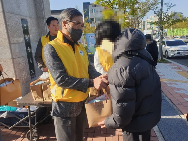 포항보호관찰위원협의회 전상중 회장이 검정고시에 응시하는 보호관찰청소년에게 응원도시락을 전달하며 격려하고 있다.(사진제공=포항보호관찰소)