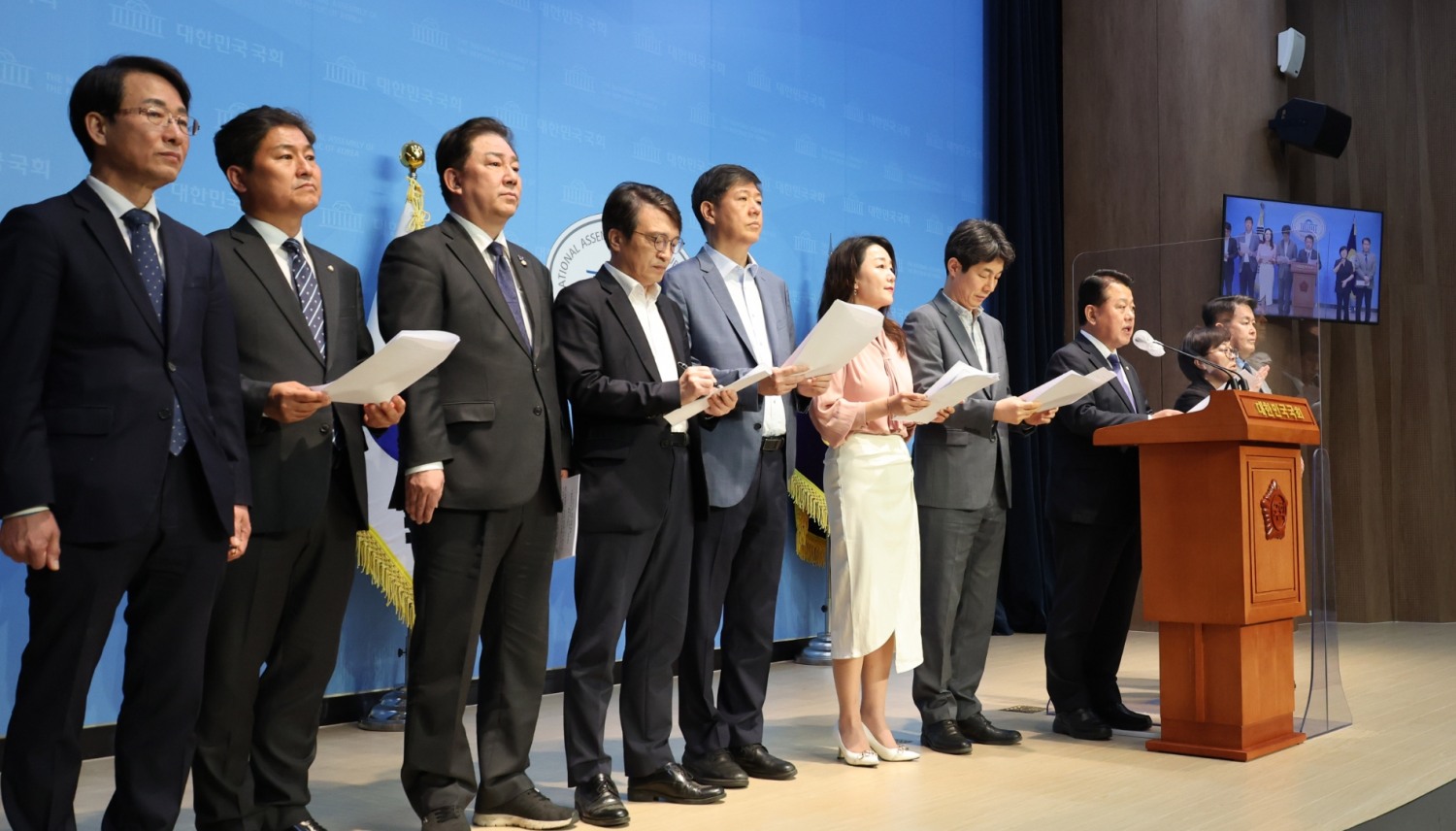 더불어민주당 의원들이 대통령실 도·감청 관련 의혹에 비판 메시지를 내고 있다. 자료사진=연합뉴스