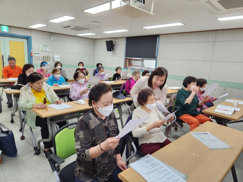 경륜경정 장외지점인 수원지점에서 실버레크리에이션 강좌가 진행되고 있다. (사진=국민체육진흥공단)