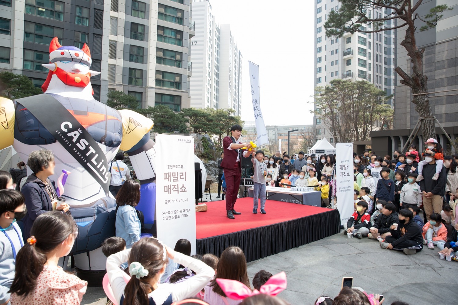 고덕롯데캐슬베네루체 단지에서 롯데캐슬 입주민들이 봄맞이 단지의 날 행사에 참여하고 있다.(사진=롯데건설)