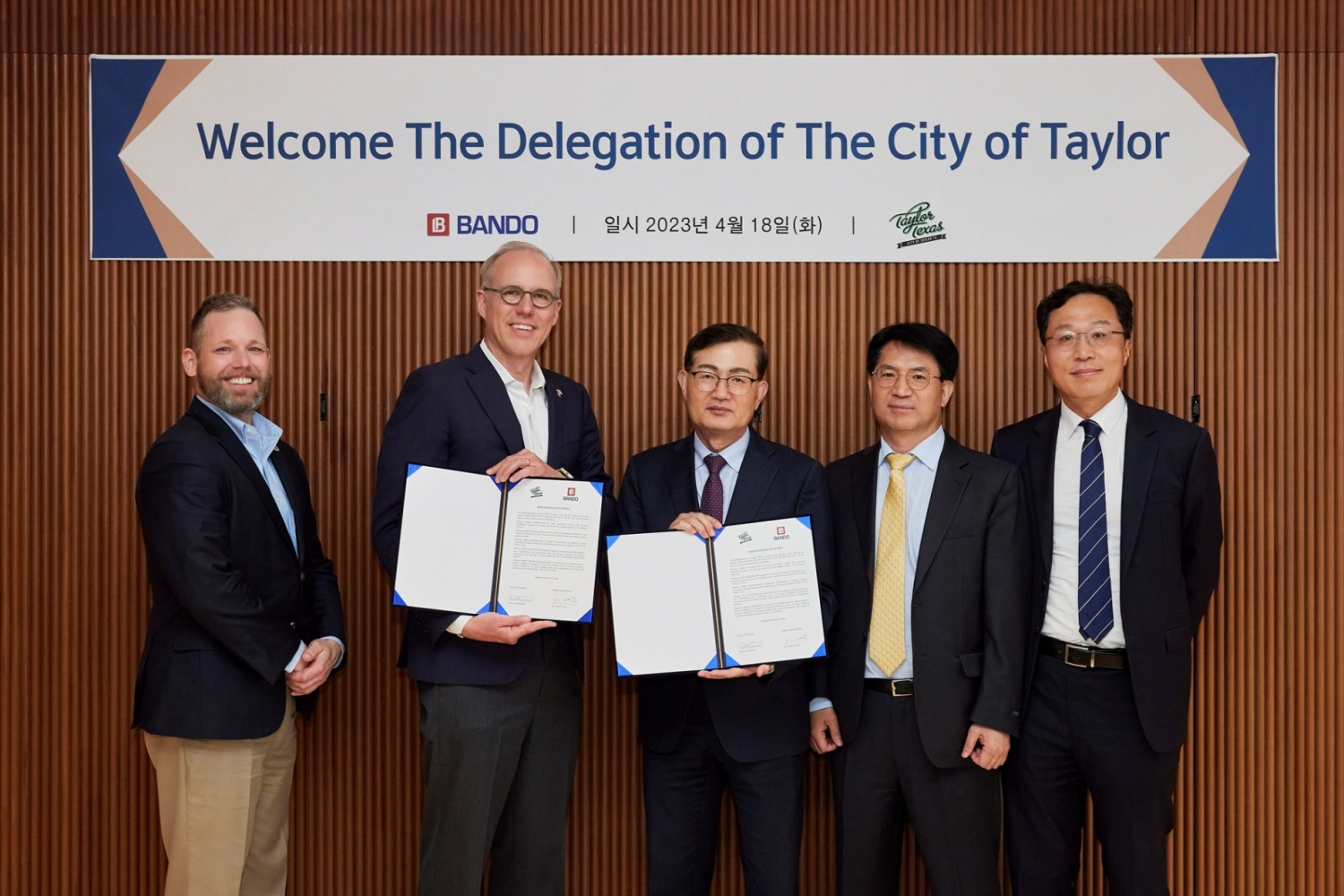 반도건설 김용철 사장(가운데)과 미국 테일러시 브랜드 라이델(왼쪽 두번째) 시장이 테일러시 개발사업 협력을 위한 MOI를 체결하고 기념사진을 촬영하고 있다.(사진=반도건설)