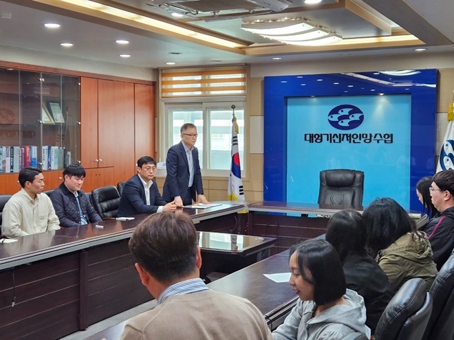 부산해양경찰서 외사계장이 4월 21일 찾아가는 간담회에서 발언하고 있다.(사진제공=부산해양경찰서)