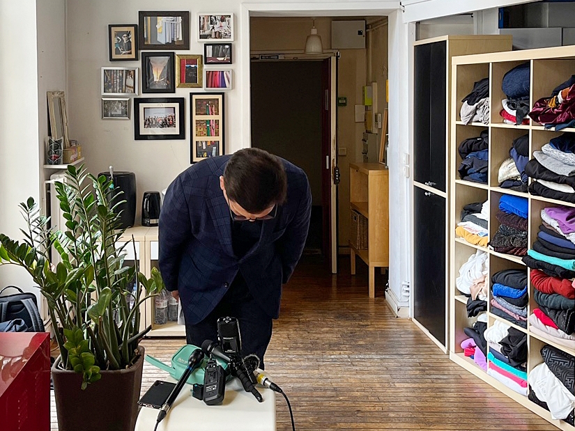 더불어민주당 송영길 전 대표가 22일(현지시간) 파리 3구 한 사무실에서 한국 특파원들과 만나 2021년 전당대회 돈 봉투 의혹과 관련해 입장을 밝히기 전 인사하고 있다. 사진=연합뉴스