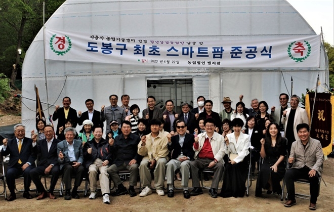 앞줄 왼쪽 다섯번째 박준희 회장.(사진제공=아이넷방송)