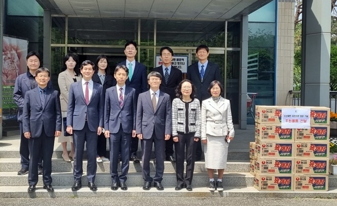 박치봉 부산가정법원장(앞줄 우측 세번째) 일행이 26일 부산소년원 방문 기념촬영.(사진제공=부산소년원)