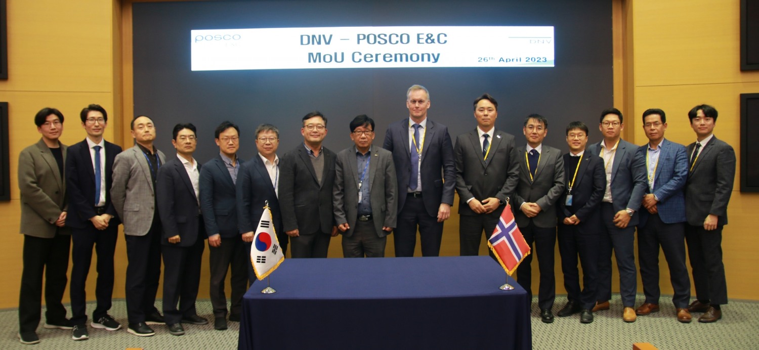 (왼쪽부터 8번째부터) 포스코이앤씨 온상웅 인프라사업본부장, DNV社 케네스 바레이드 디지털솔루션 총괄책임자(CEO).(사진=포스코이앤씨)