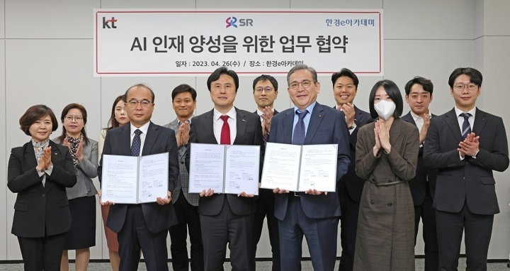 (가운데) 박정우 에스알 경영인재실장.(사진=SR)