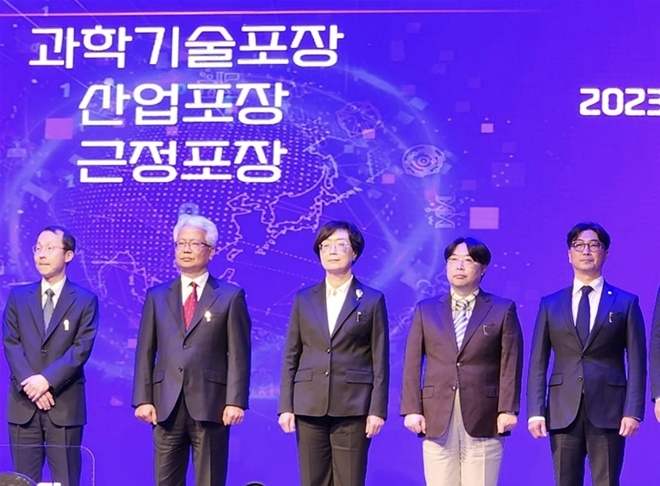 사진왼쪽에서 네번째 KSA 김훈 교원.(사진제공=한국과학영재학교)