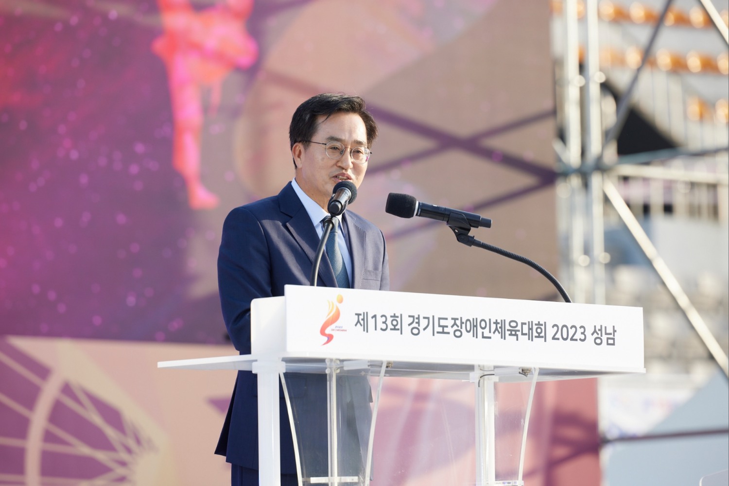 성남시종합운동장에서 열린 제13회 경기도장애인체육대회에서 김동연 경기도지사가 대회사를 하고 있다.
