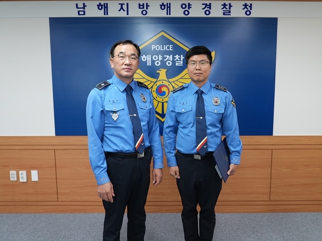 윤병두 남해해경청장이 5월 4일 적극행정의 일환으로 예산 절감에 힘쓴 강보익 경장에게 표창장을 수여하고 기념촬영.(사진제공=남해지방해양경찰청)