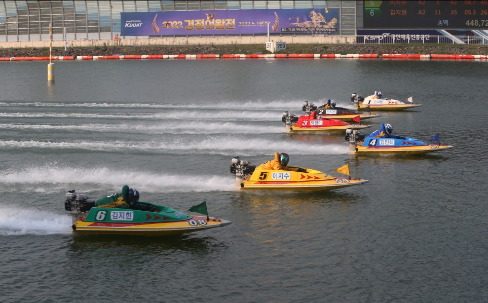 지난해 미사리경정장에서 열린 경정여왕전에서 출전 선수들이 경주를 출발하고 있다. (사진=국민체육진흥공단)