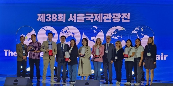 5월 4~7일 서울 코엑스에서 열린 ‘제38회 서울국제관광전’에서 최우수 콘텐츠상을 수상한 금정구 관계자가 다른 수상자들과 함께 기념촬영.(사진제공=부산 금정구)
