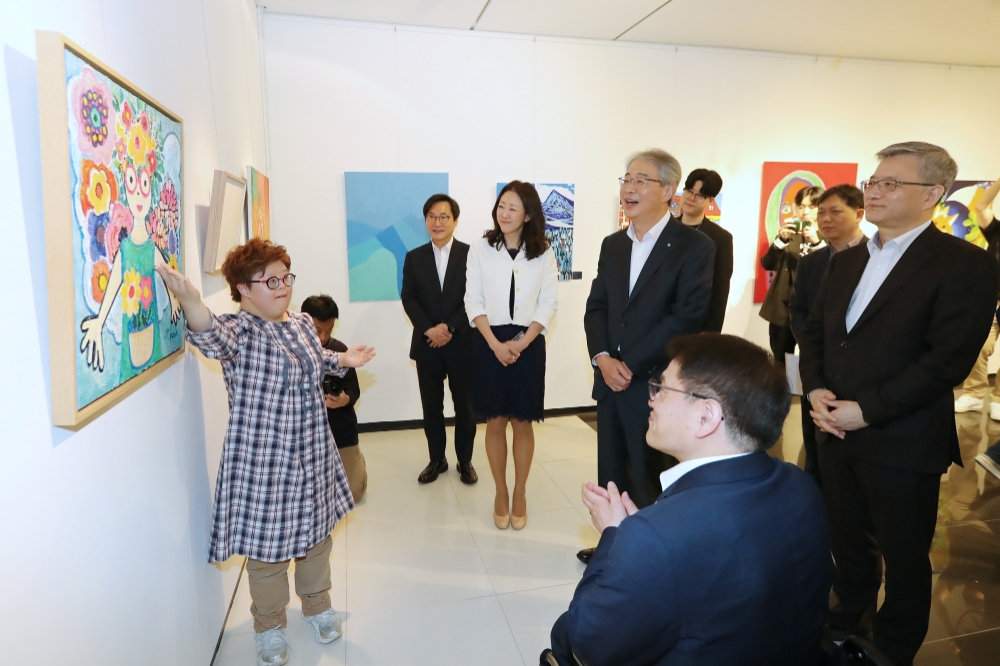 '2023 한-EU 발달장애 미술가 해외교류전' 참여작가가 우리금융 본사에서 열린 국내 전시회에서 작품을 설명하고 있다. 사진=우리은행