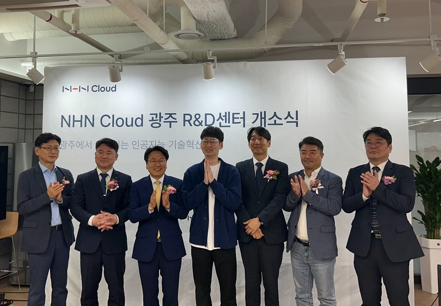 왼쪽부터 김용승 광주광역시 인공지능산업국장, 김준하 인공지능산업융합사업단장, 강기정 광주광역시장, 송학현 NHN Injeinc 신입사원, 김동훈 NHN클라우드 대표, 기정수 NHN클라우드 공공사업부 이사, 김상훈 NHN아카데미 부학장. 사진=NHN클라우드