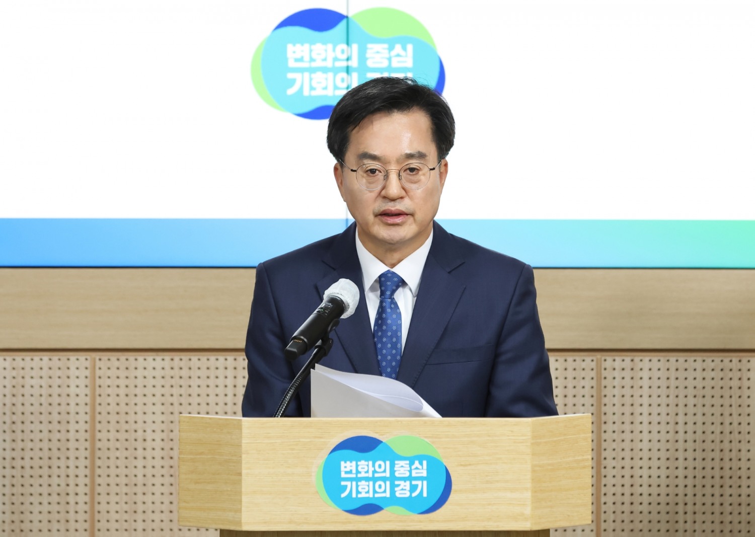 김동연지사가 전세피해 관련 정책에 대한 기자회견을 하고 있다.