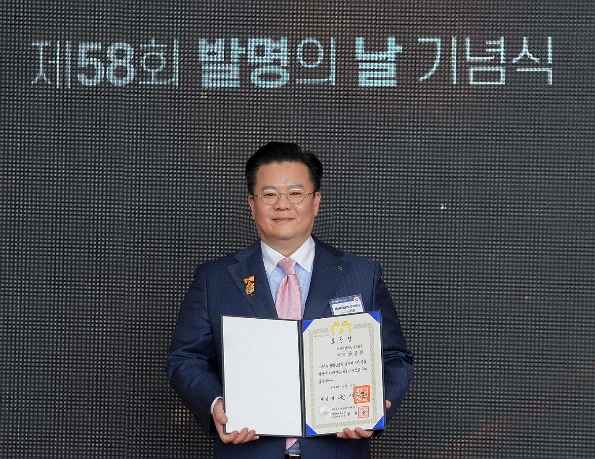 HL만도㈜ 남궁현 상무(대통령 표창)가 기념 촬영을 하고 있다.(사진=HL만도)