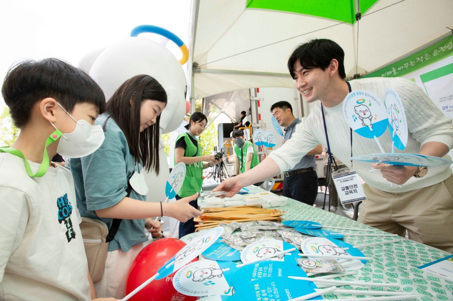 한국교통안전공단이 김천상무 프로축구단과 함께 ‘TS BRAND DAY’를 개최하고 교통안전 홍보부스를 운영하고 있다.(사진=한국교통안전공단)