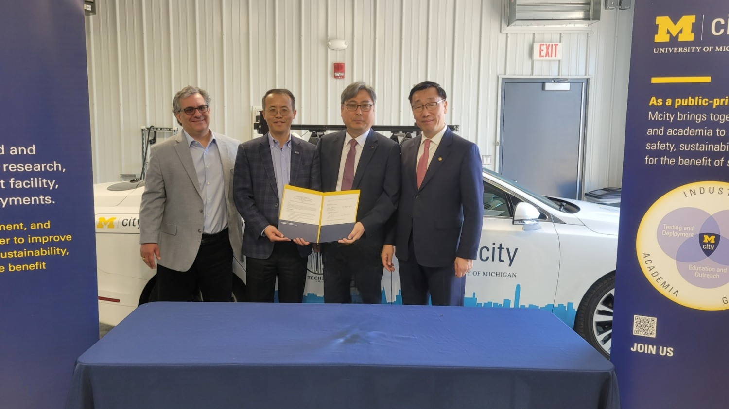 M-City에서 국토교통부 어명소 차관이 참석한 가운데 한국교통안전공단 자동차안전연구원 엄성복 원장과 헨리 류 M-City 소장이 업무협약을 체결하고 기념사진을 찍고 있다.(사진=한국교통안전공단)