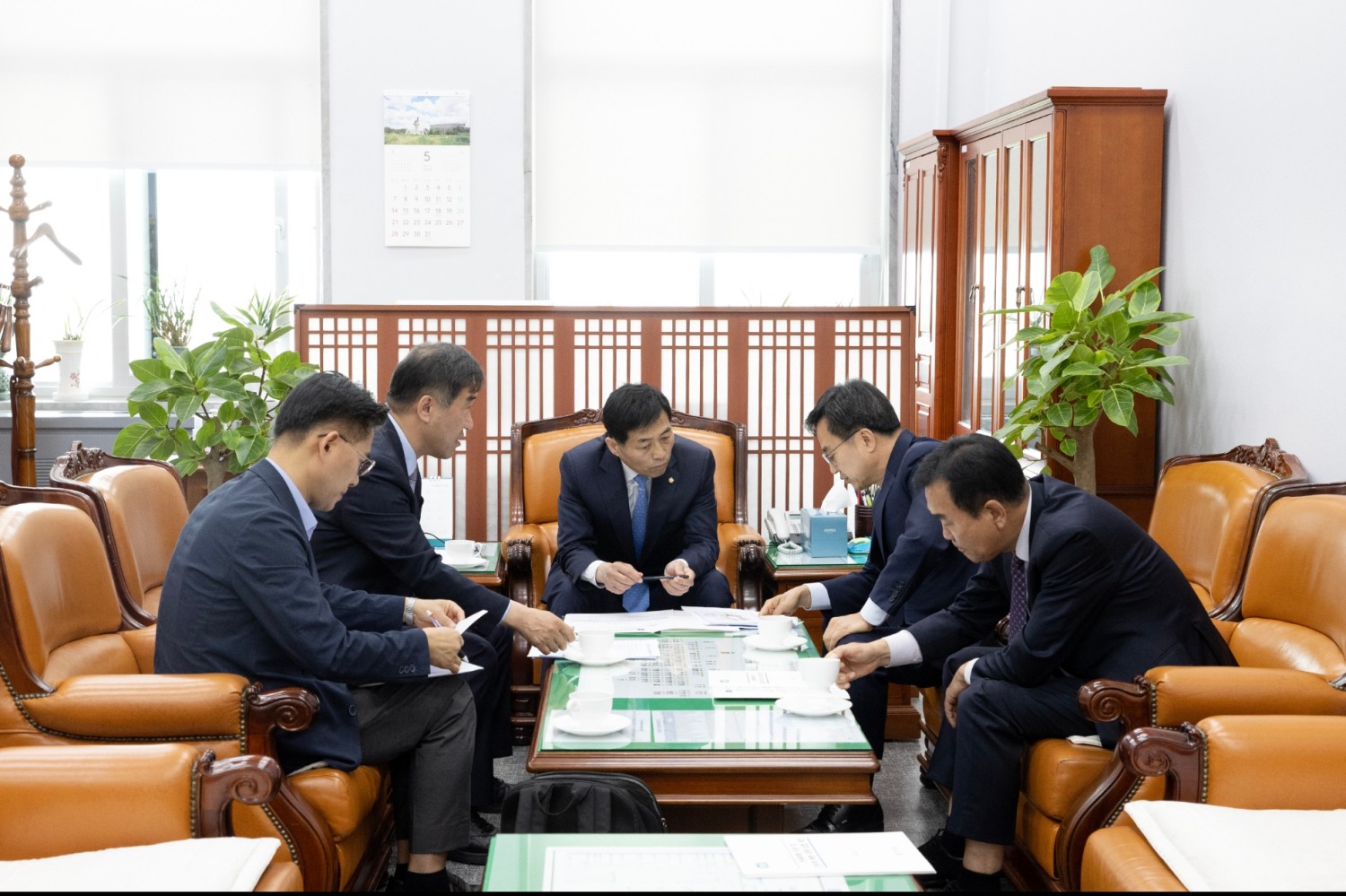 김동연 지사가 전세피해 지원 및 예방을 위한 정책간담회를 마치고 전세피해 지원 및 예방과 관련 사항을 건의하고 있다.