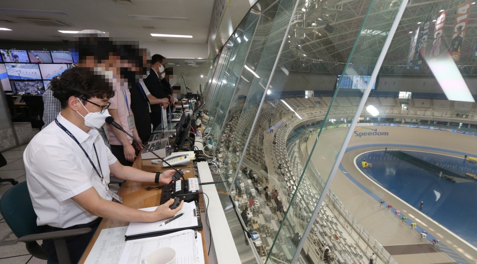 지난 3월, 일일 명예심판에 참여한 고객들이 종합 심판실에서 실시간 경주를 참관하고 있다. (사진=국민체육진흥공단)
