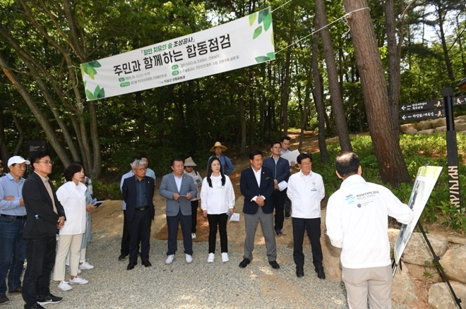 정종복 기장군수(우측)와 지역주민들이 장안 치유의 숲 조성공사 준공을 앞두고 합동점검을 하고 있다.(사진제공=부산 기장군)