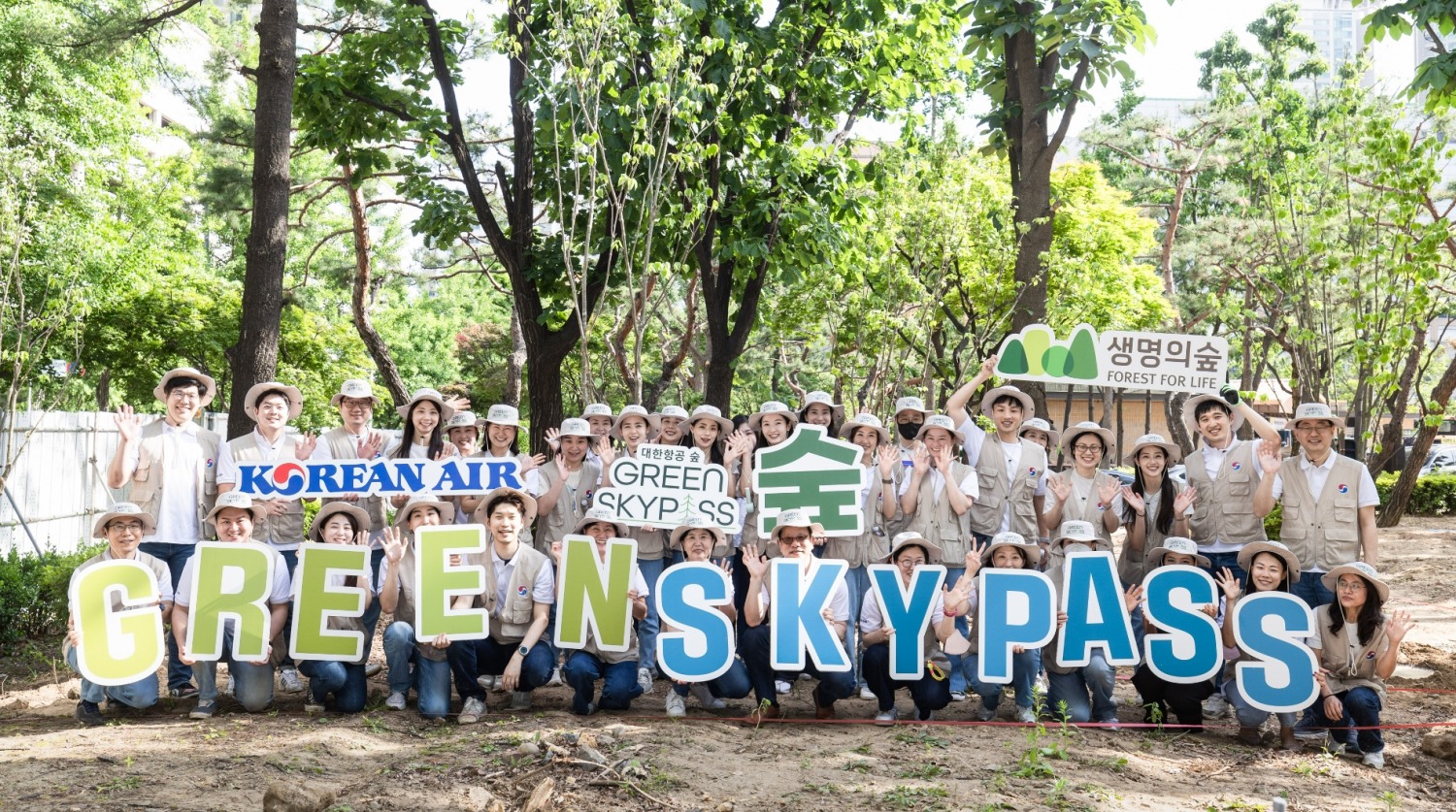대한항공 직원들이 기념사진을 촬영하는 모습.(사진=대한항공)