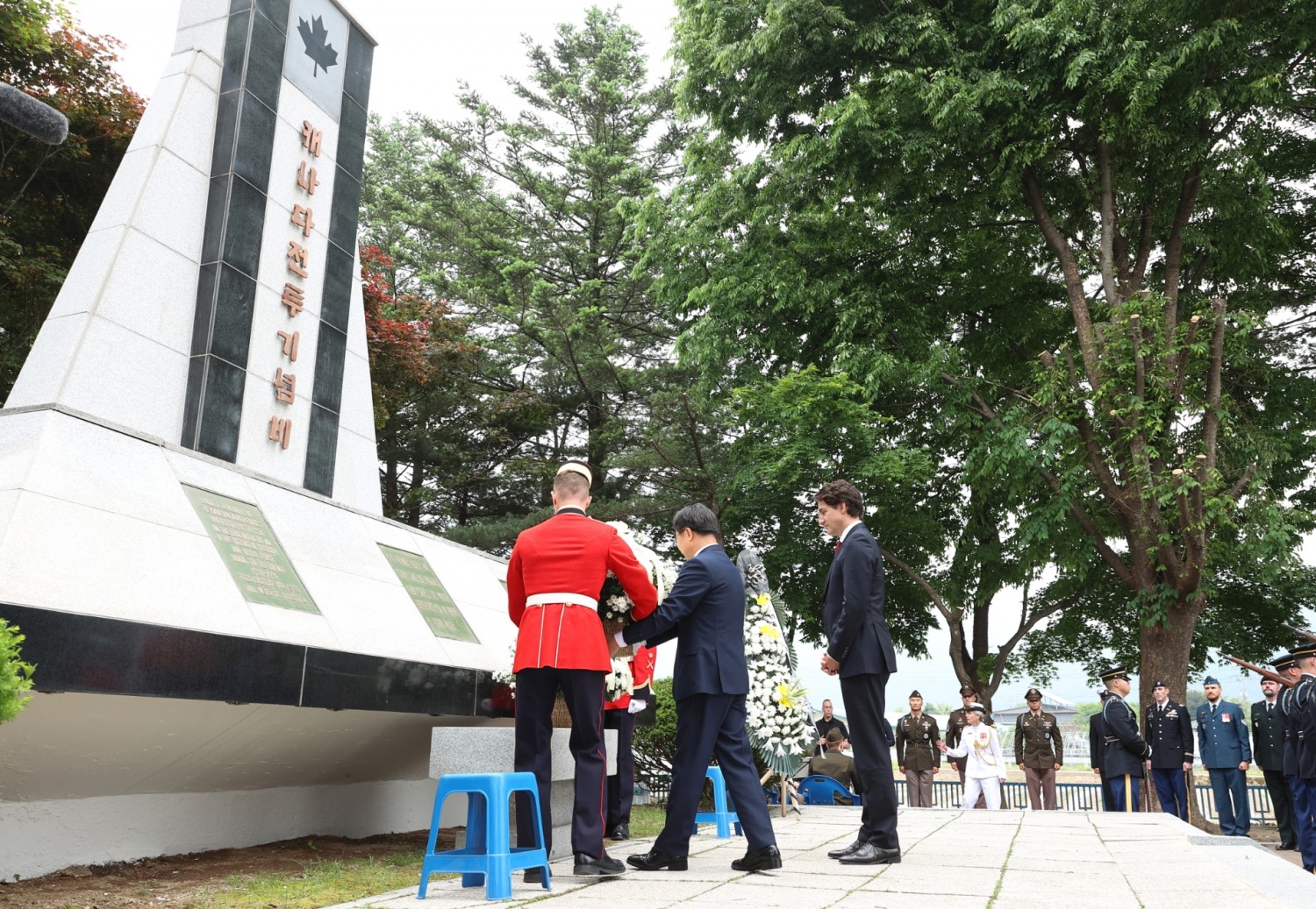 김동연 지사와 쥐스탱 트뤼도 캐나다 총리가 가평 캐나다 전투기념비를 찾아 참배하고 있다.