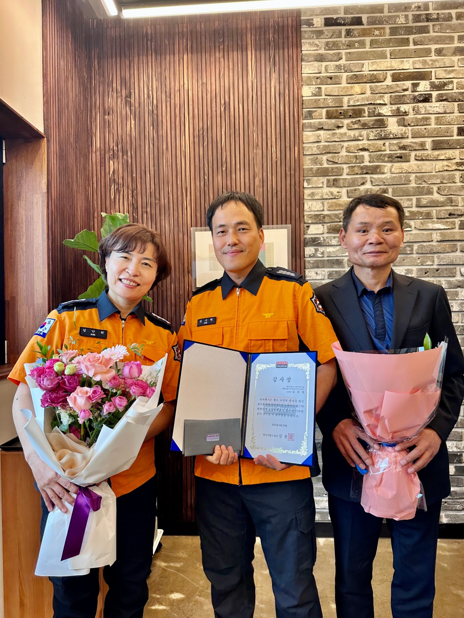 (왼쪽부터) 김난희 예천소방서장, 김시현 소방장, 김태원 한국노총 전국소방안전공무원노동조합 경북지부위원장.(사진=타이어뱅크)