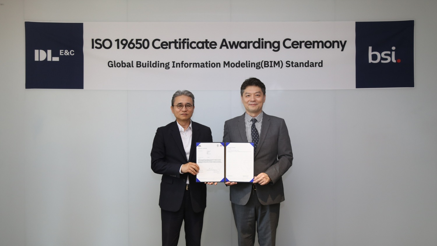 DL이앤씨 본사 디타워 돈의문에서 진행된 인증 수여식에 DL이앤씨 권수영 토목사업본부장(좌), BSI코리아 임성환 대표이사(우)가 참석했다.(사진=DL이앤씨)