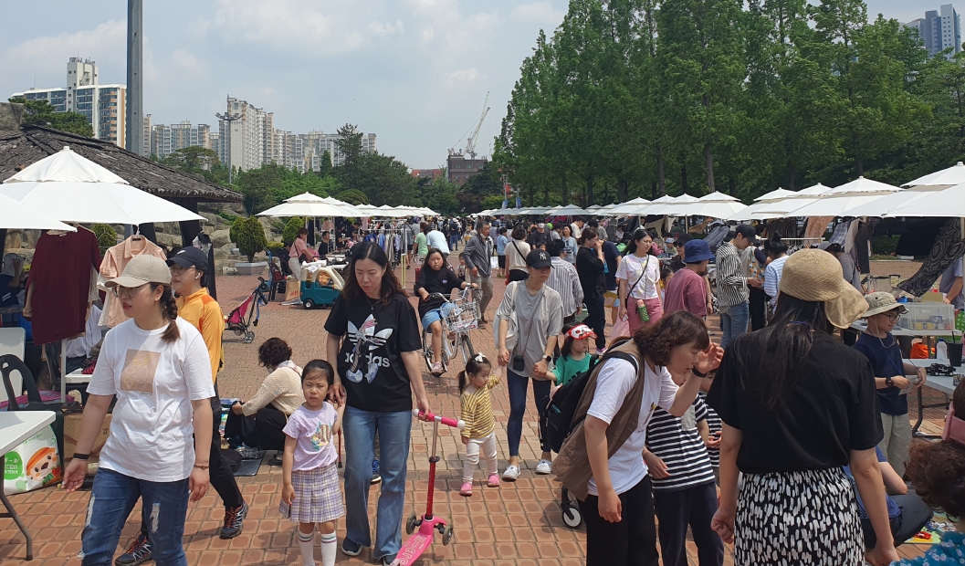 광명스피돔 중앙광장에서 열린 ‘광명사랑 녹색나눔장터’ 행사에 시민들이 참여하고 있다. (사진=국민체육진흥공단)