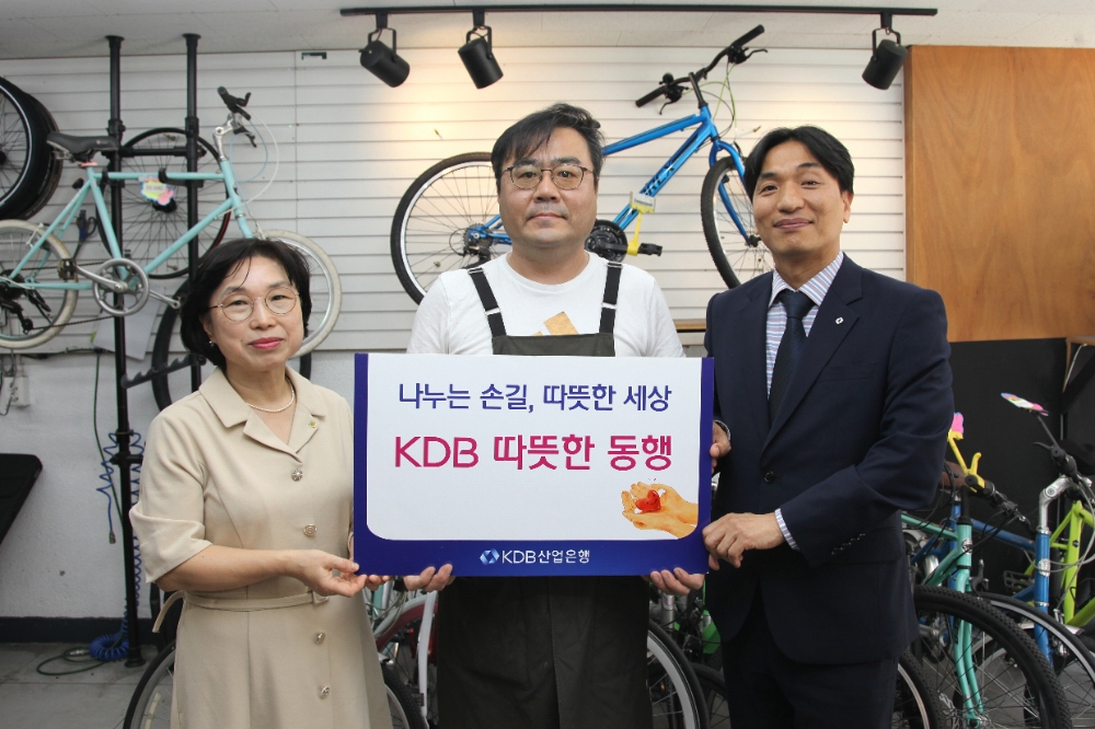 왼쪽부터 서울지역자활센터협회 윤혜연 협회장, 달려라자전거 이훈재 대표, 산업은행 김현진 사회공헌단장. 사진=산업은행