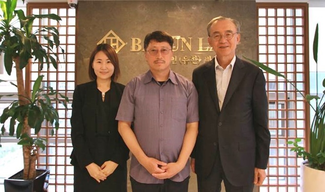 (사진왼쪽부터) 공익사단법인 정 송윤정 변호사, 살레시오청소년센터 현경수 센터장, 공익사단법인 정 박일환 이사장.(제공=플랜제이)