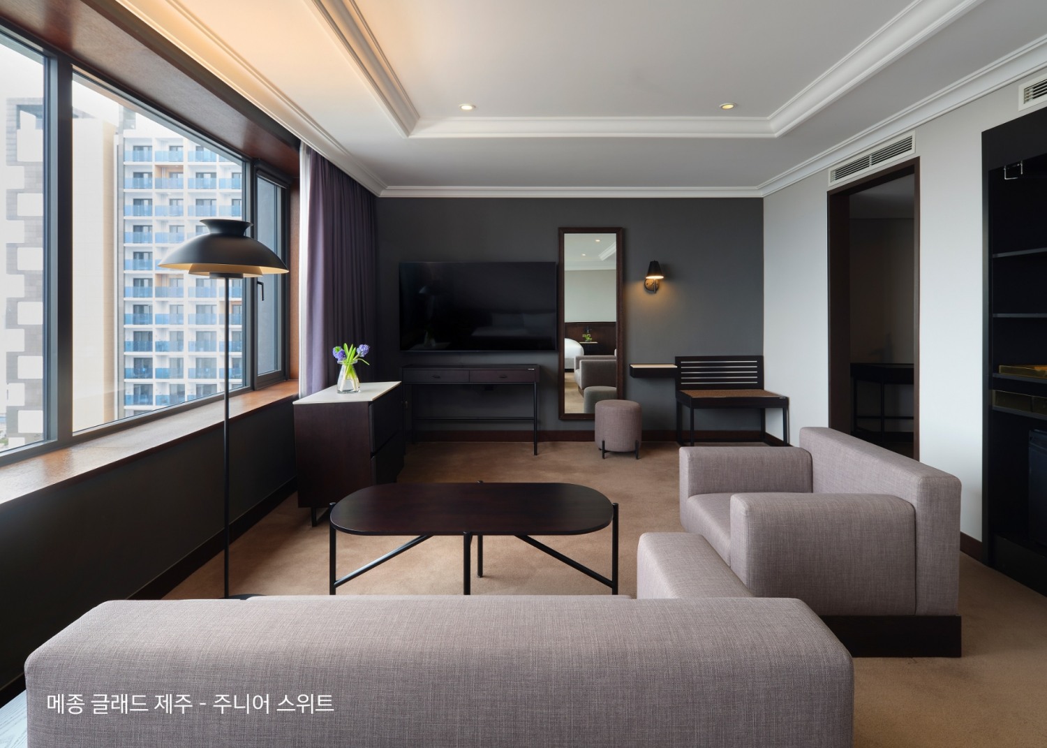 한샘 맞춤가구로 꾸며진 메종 글래드 제주 주니어 스위트 객실.(사진=한샘)
