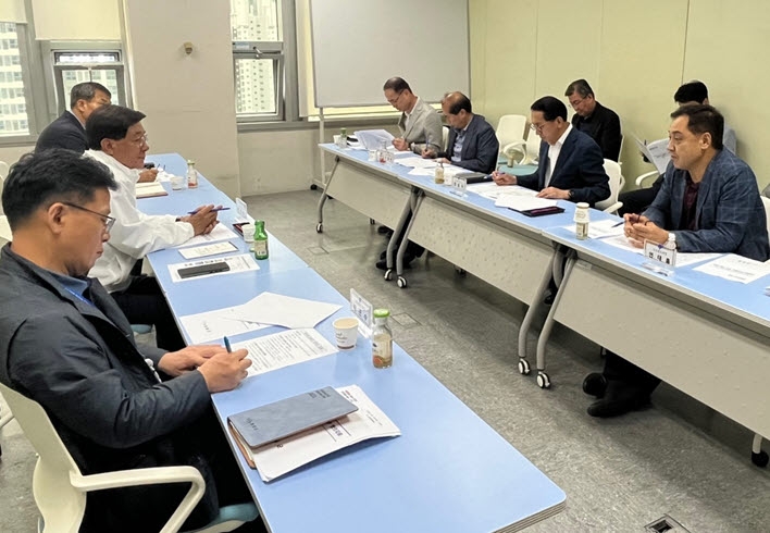 정종복 기장군수(좌측 가운데)가 부산시 교통국을 방문하여 기장군 교통현안을 논의하고 있다.(사진제공=부산 기장군)