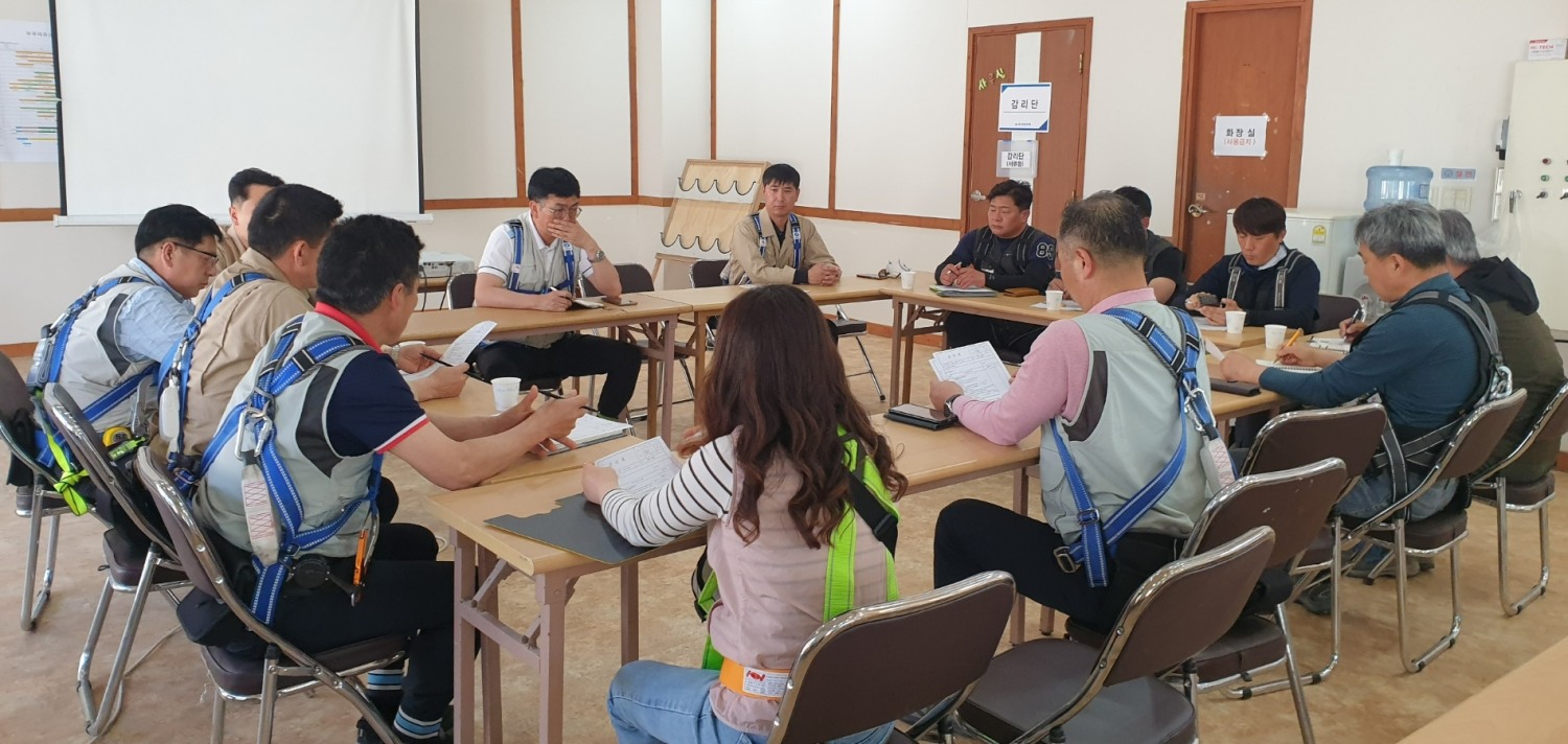 현장 안전점검 전 간담회를 실시하고 있다.(사진=부영그룹)